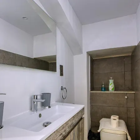 Stylish 1-bedroom In Unesco
